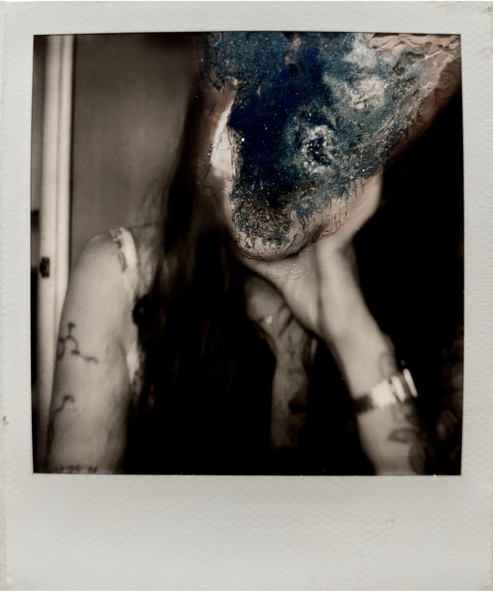 Where do you go when you feel blue? No siempre es huir. A veces es quedarse. Mirar de cerca ese azul profundo y descubrir que, incluso ahí, hay universos enteros, y la belleza sigue explotando en millones de partículas. Film: I-type (expired 2024) Cam: Polaroid Flip Soup: Hydrogen peroxide, glitter, pigments. [Autorretrato]