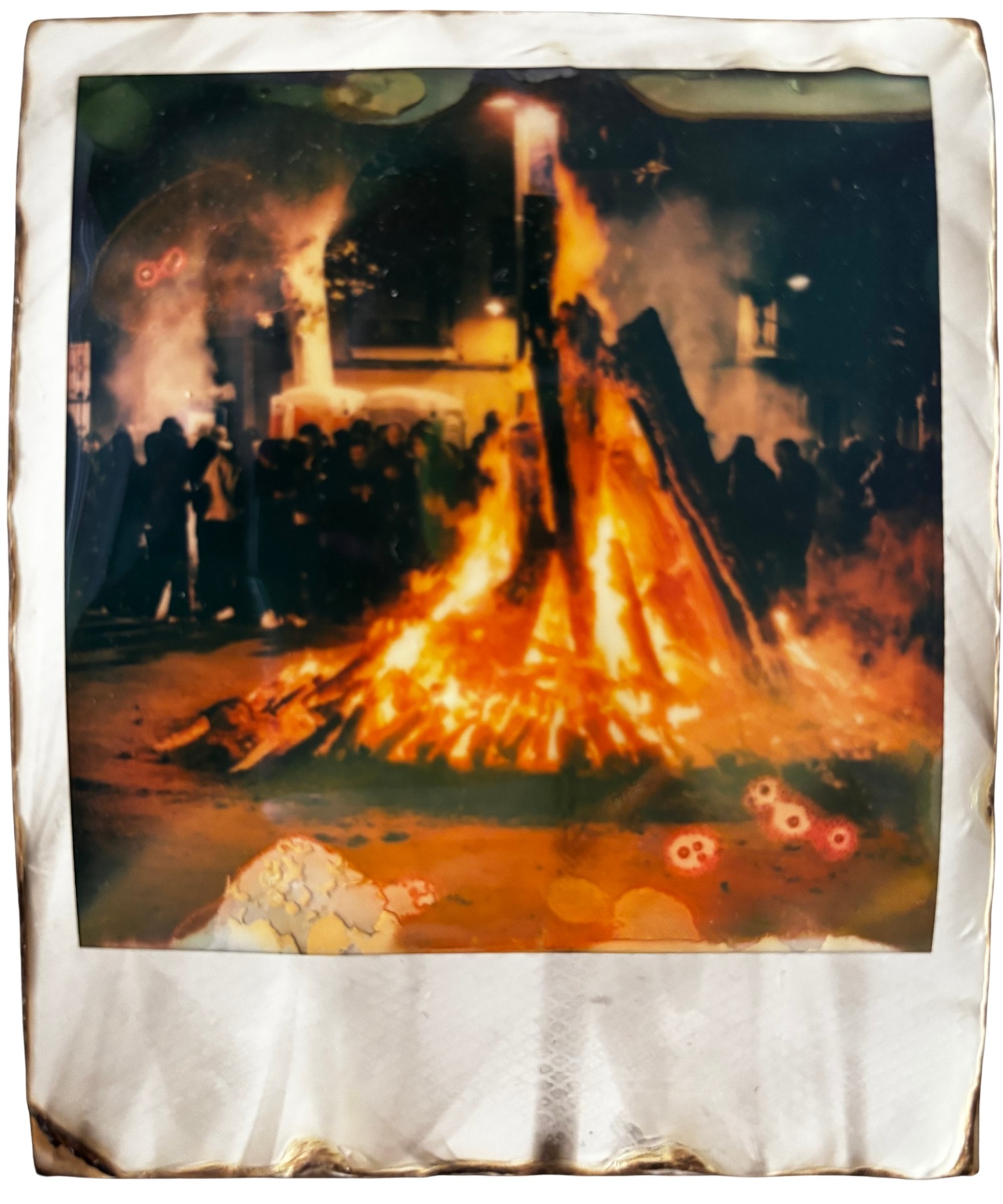 El fuego siempre me resultó hipnótico, desbordado de contradicciones, se consume y renace al mismo instante, efímero y eterno a la vez, como esta Polaroid ardiendo mientras lucha por revelarse. Film: I-type color. Cam: Now+. Intervention: Fire.